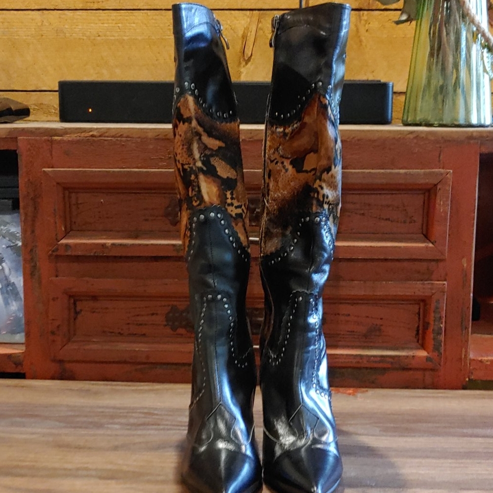 Heeled boots